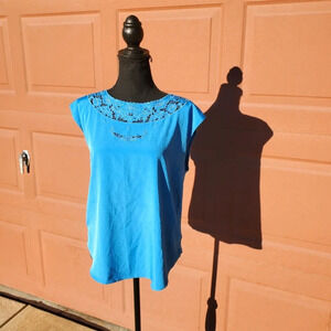 Lauren Conrad Sleeveless Blue Floral Embroidered Keyhole Back Shirt Size Medium